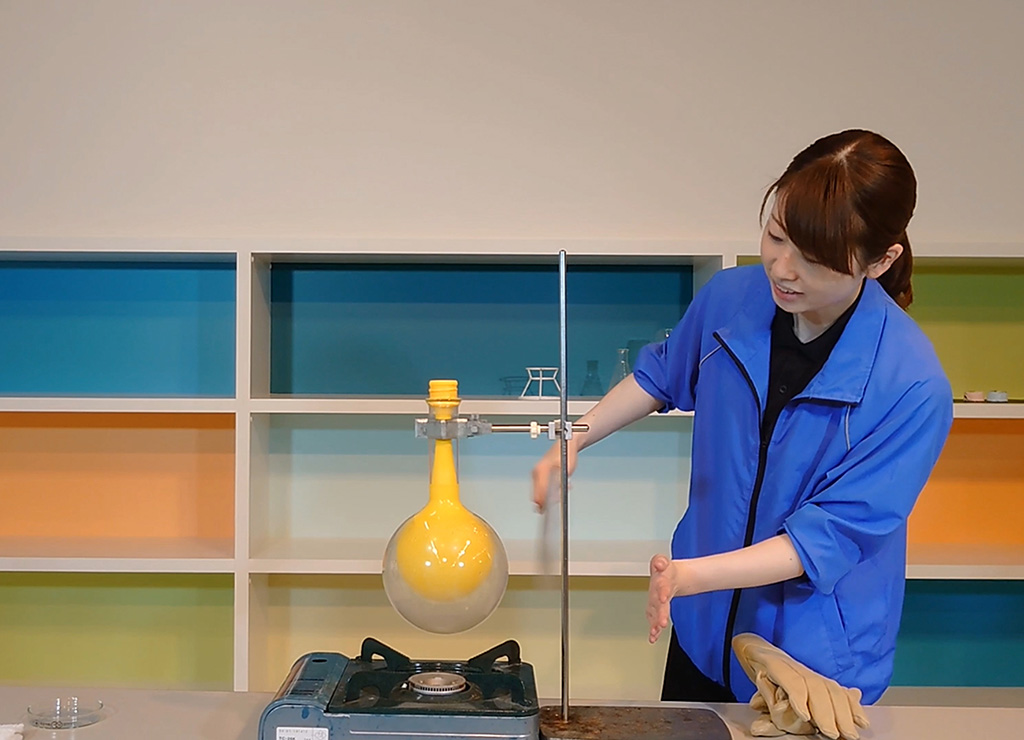 「おへやでカガクカン」の風船飲み込みの様子