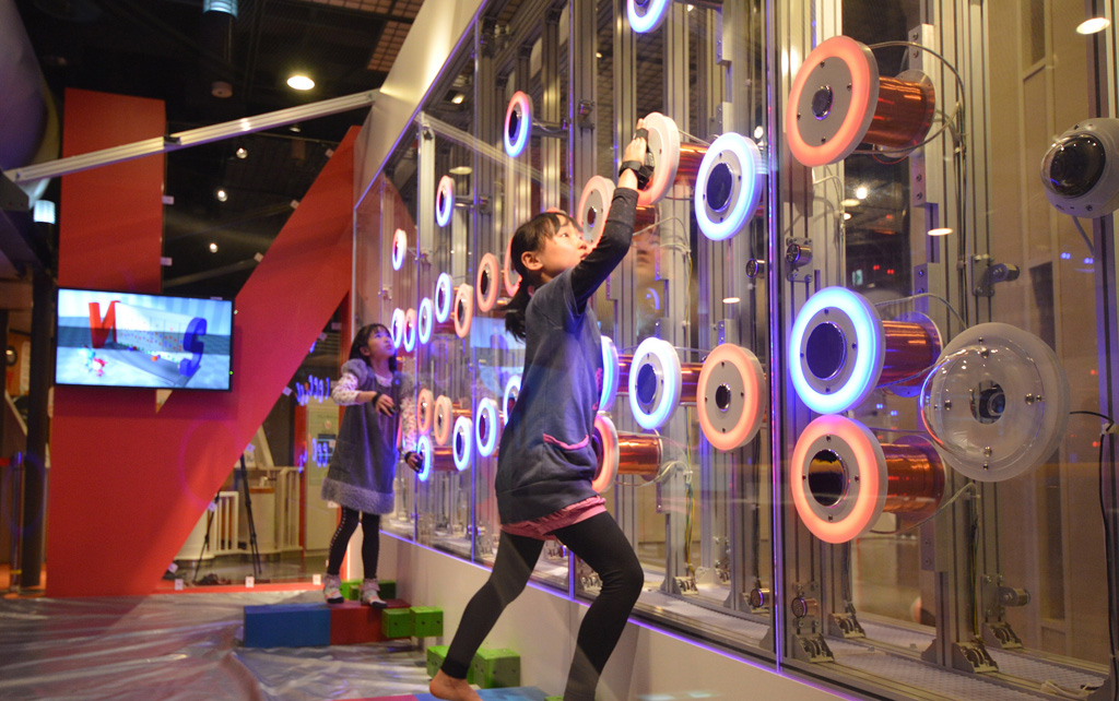展示物「はらはらウォール」／静岡科学館る・く・る（静岡県／静岡市）