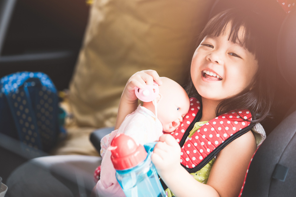 車内の子ども(イメージ)