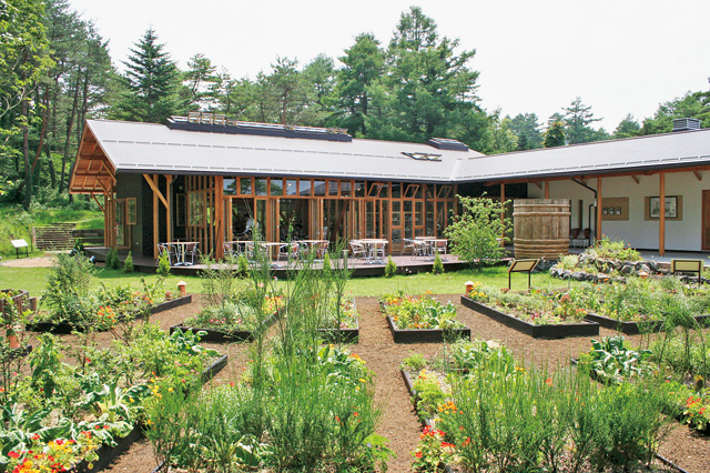 敷地内のレストラン外観/PICA山中湖(山梨県/山中湖村)