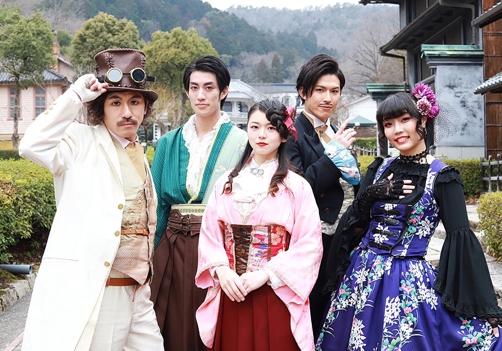 博物館 明治村の公式おもてなしグループ「明治偉人隊」の5名