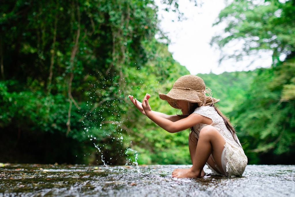 川で遊ぶ子供イメージ／withコロナの夏休み、ポイントと過ごし方