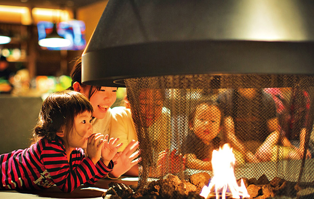 屋上グランピング＆BBQの焚き火を囲めるリラックスコーナー／おふろカフェ ビバーク（埼玉県／熊谷市）