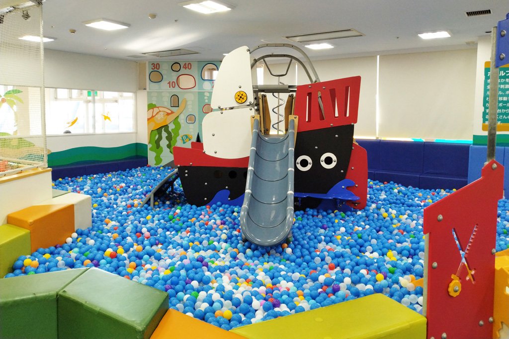 ボールプールで遊ぶ子ども達/わんぱくひろばみゅうみゅう（福島県/いわき市）