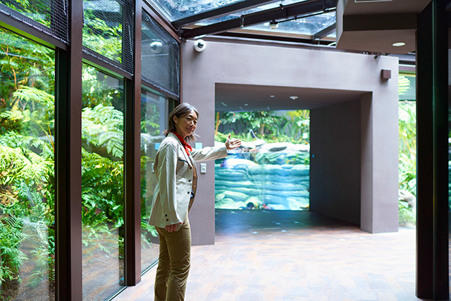 館内各所にクルーが立っている/カワスイ 川崎水族館（神奈川県）