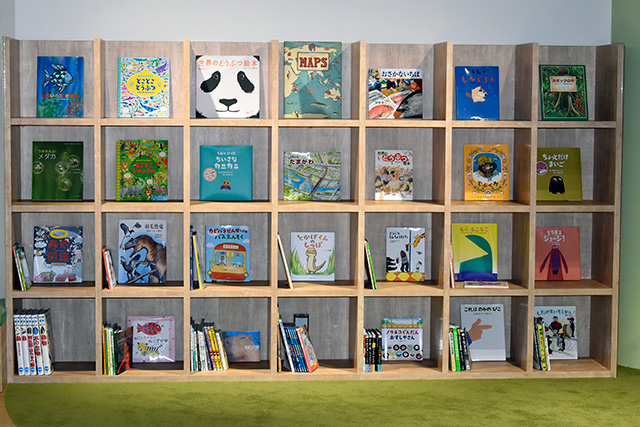 キッズルームの本棚/カワスイ 川崎水族館（神奈川県）