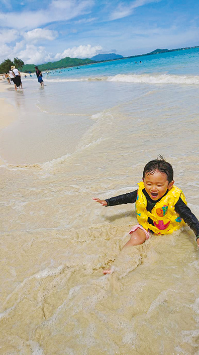 ビーチで遊ぶ子ども（ハワイ）