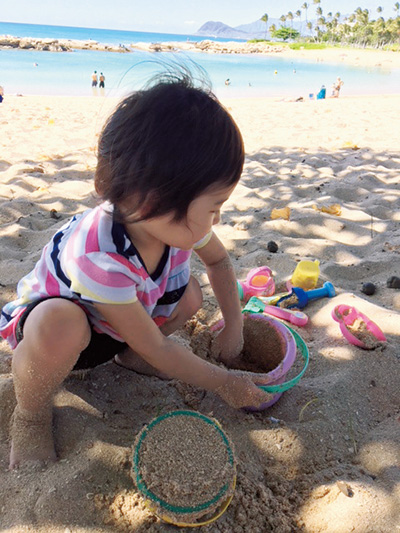 ビーチの砂で遊ぶ子ども（ハワイ）