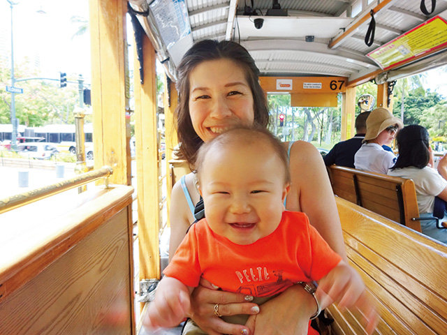 ハワイのトローリーバスで記念撮影
