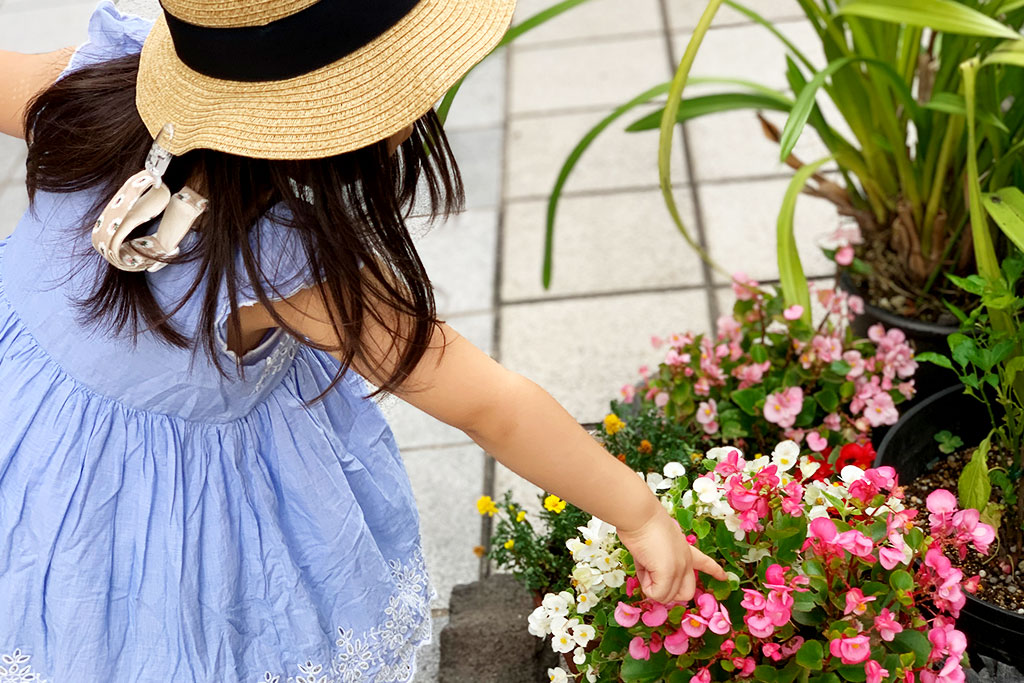 お花を指さす女の子