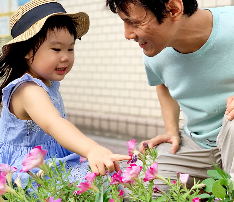 ペチュニアを見ながら会話する親子