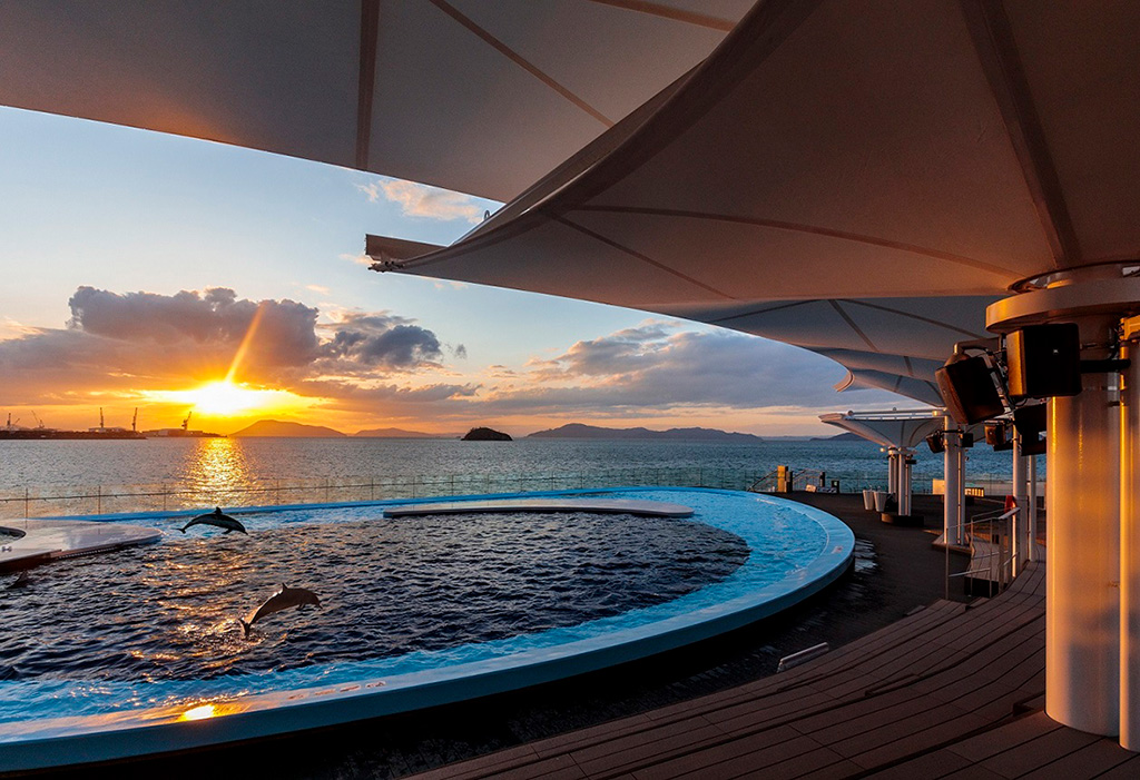 「海豚プール」の“夕暮れの景”/四国水族館（香川県／宇多津町）