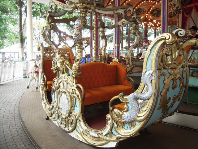 回転木馬に乗っている馬車／としまえん（東京都／練馬区）