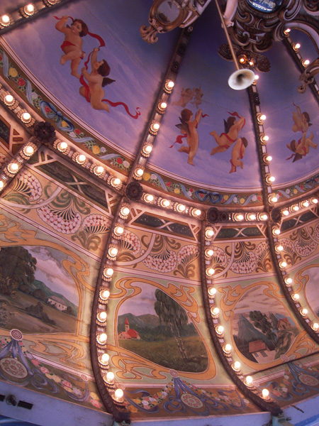 回転木馬の天井の装飾／としまえん（東京都／練馬区）