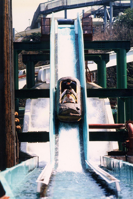 落下してスプラッシュする「フリュームライド」／としまえん（東京都／練馬区）