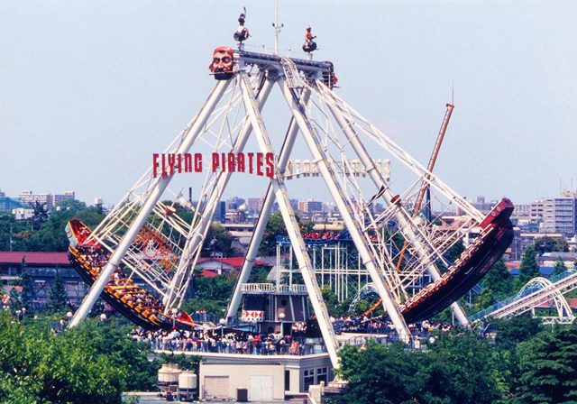 スイングにより高さ45mまで上昇する「フライングパイレーツ」／としまえん（東京都／練馬区）