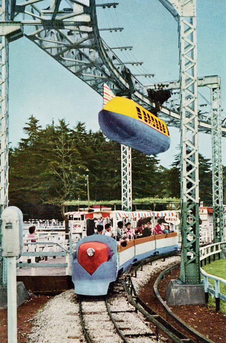 「空飛ぶ電車」と「ユネスコ列車」／としまえん（東京都／練馬区）