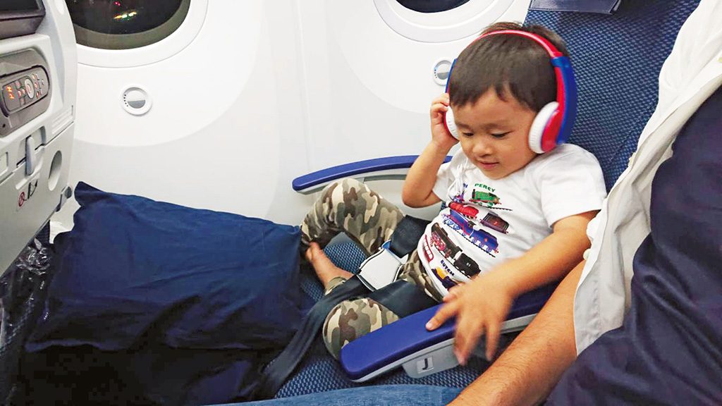 機内でくつろぐ子ども（子連れハワイ）