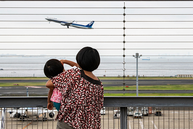 飛行機を眺める親子（子連れハワイ）