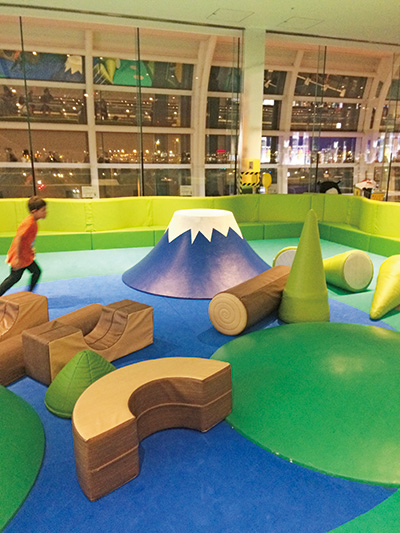 羽田空港国際線旅客ターミナルのキッズスペースで遊ぶ子ども（東京都/大田区）