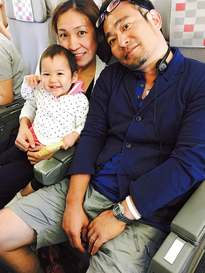 機内で記念撮影する家族（子連れハワイ）