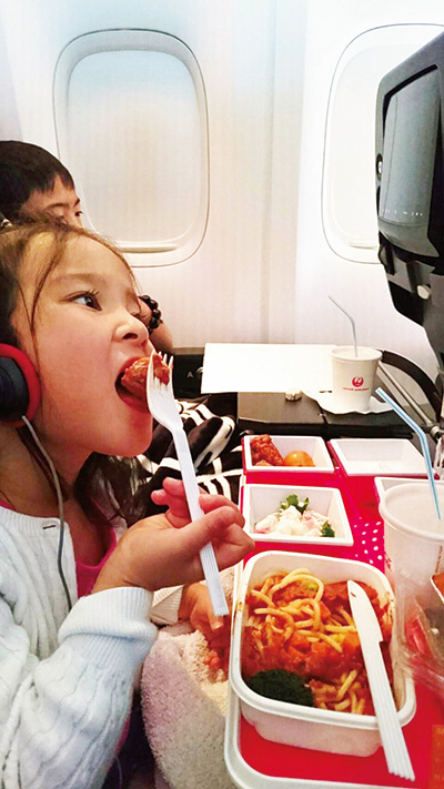 機内で食事をする子ども（子連れハワイ）