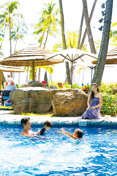 ホテルのプールで遊ぶ家族（ハワイ）