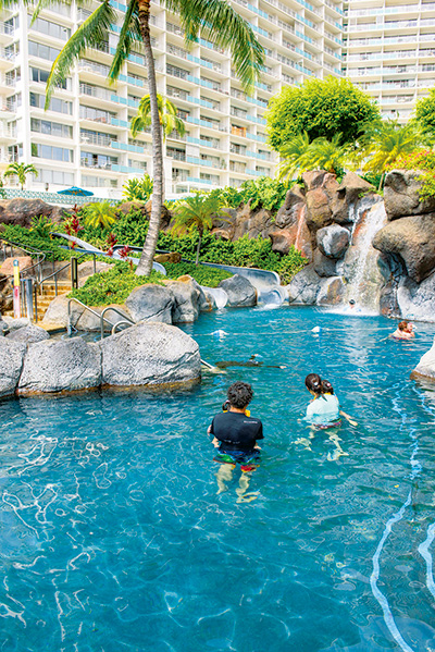 ホテルのプールで遊ぶ家族（ハワイ）