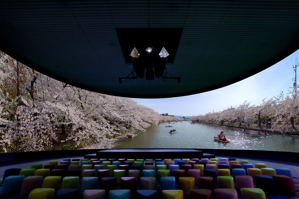 ホール全体が、満開の桜に包まれる/青い森ホール(青森県/青森市)