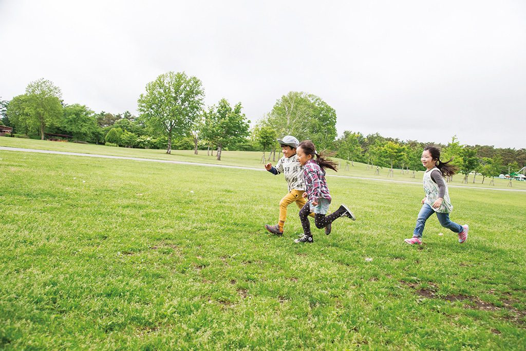 のびのび広場で走る子ども達/小岩井農場まきば園（岩手県/雫石町）