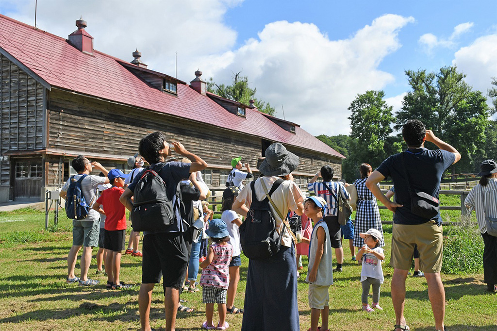腰に手をあて、牛乳を飲む様子/小岩井農場まきば園(岩手県/雫石町)