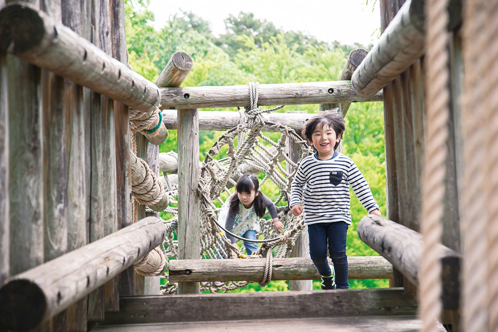 アスレチックで遊ぶ子ども/小岩井農場まきば園(岩手県/雫石町)
