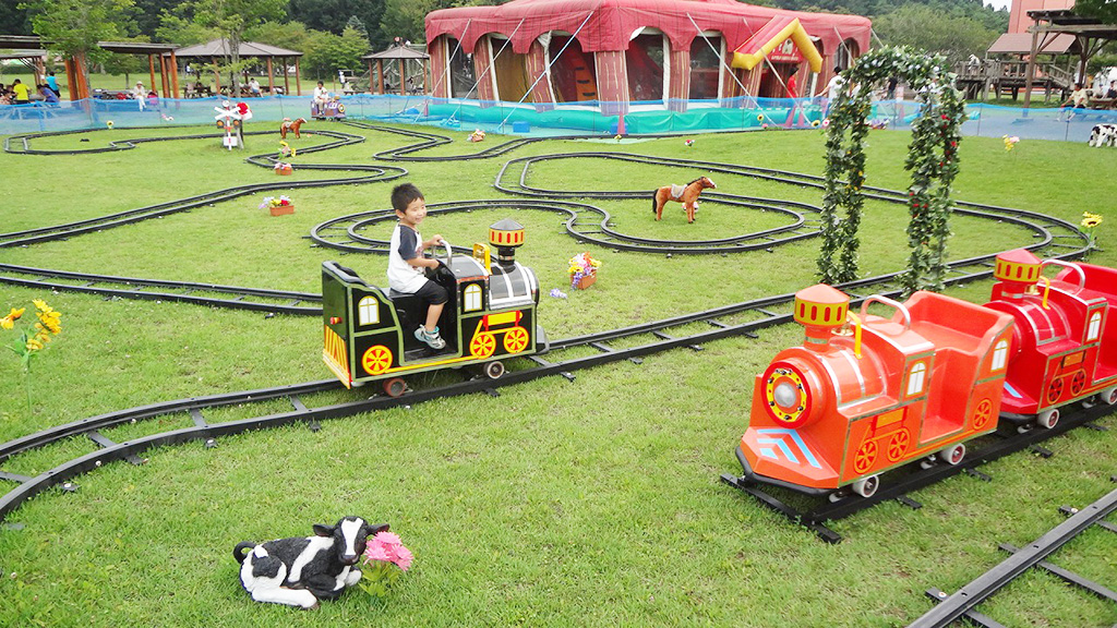 ちびっこトレインに乗る子ども/小岩井農場まきば園(岩手県/雫石町)