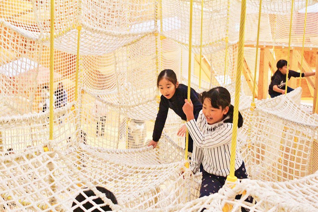 ネットジャングルで遊ぶ子ども/キッズドームソライ（山形県／鶴岡市）