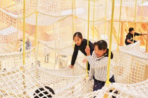 キッズドームソライ(山形)は、屋内アスレチックやアトリエが子どもに人気の遊び場
