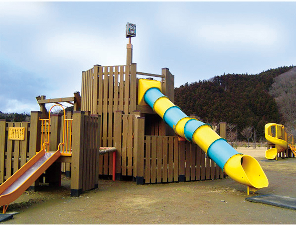 トンネル型のすべり台/道の駅 津山 もくもくランド(宮城県/登米市)