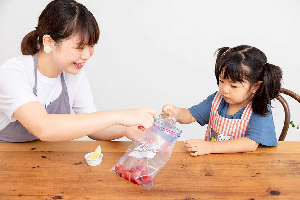 いちごかき氷を作る親子