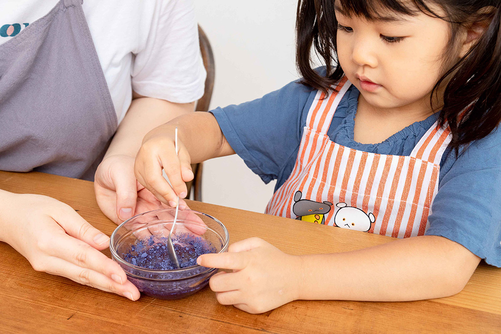 バタフライピーかき氷を作る子ども