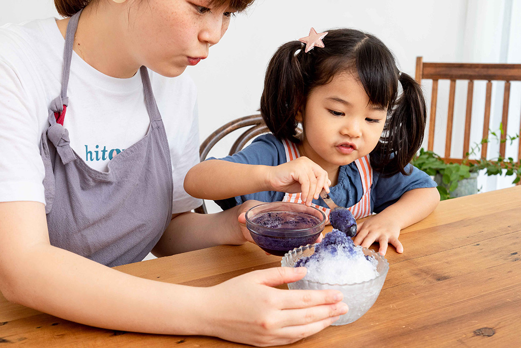 バタフライピーかき氷を作る親子
