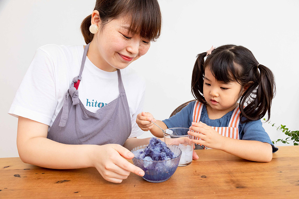 バタフライピーかき氷を作る親子