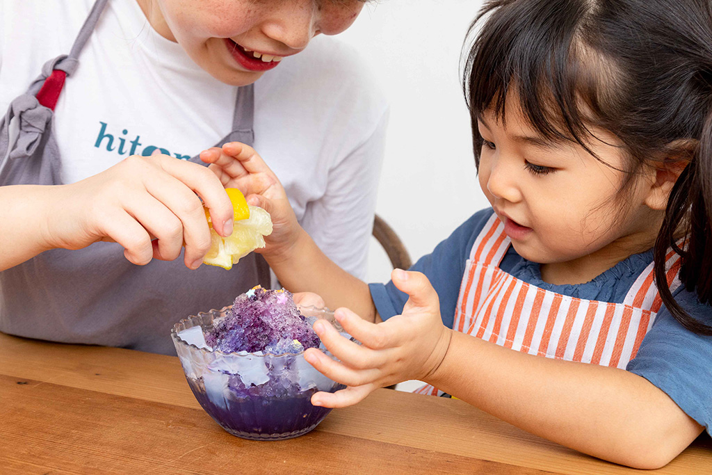 バタフライピーかき氷を作る親子