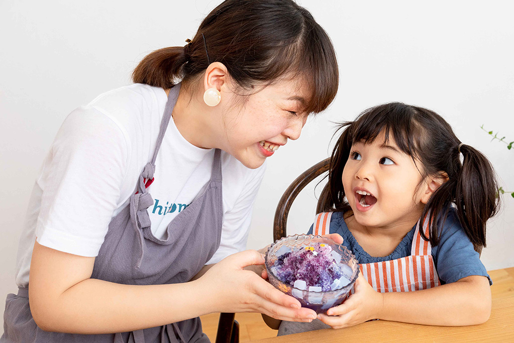 色の変化に驚く親子