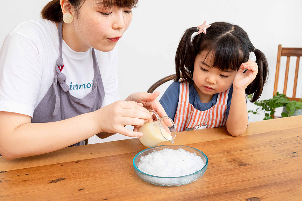 シロクマかき氷を作る親子