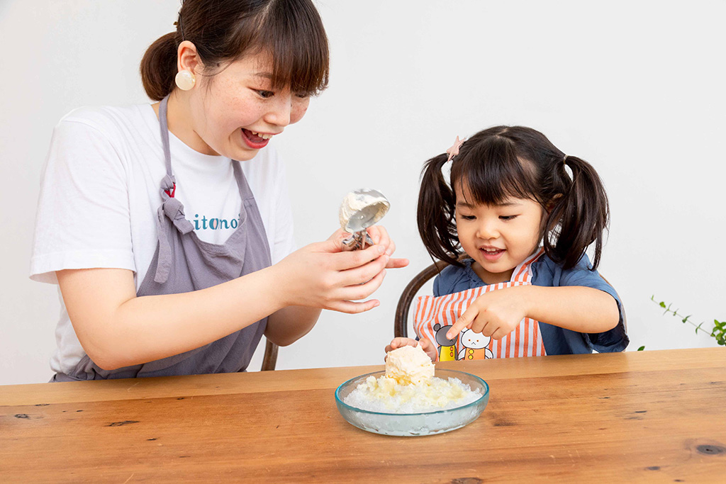 シロクマかき氷を作る親子