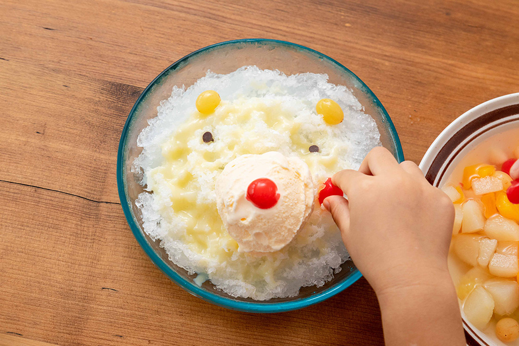 シロクマかき氷の顔を作る子ども