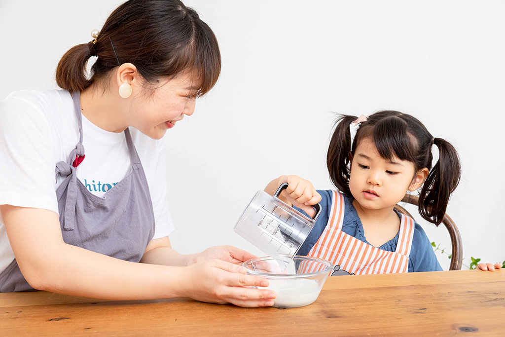 キャラメルチョコバナナかき氷を作る親子