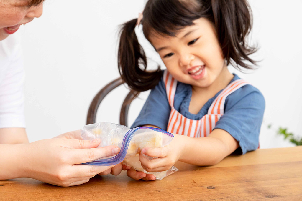キャラメルチョコバナナかき氷を作る子ども