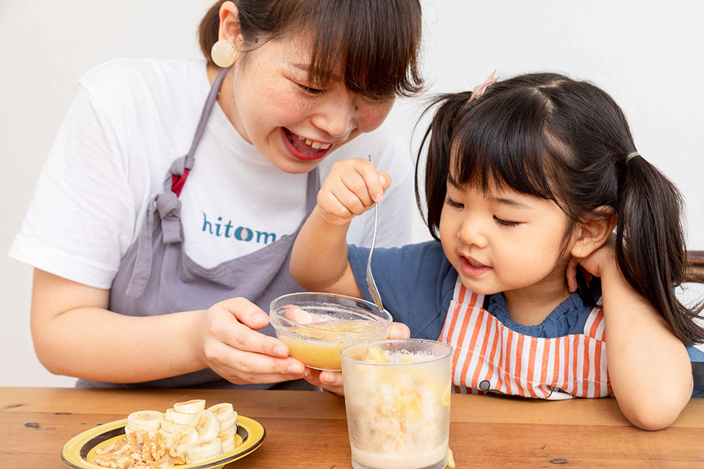 キャラメルチョコバナナかき氷を作る親子