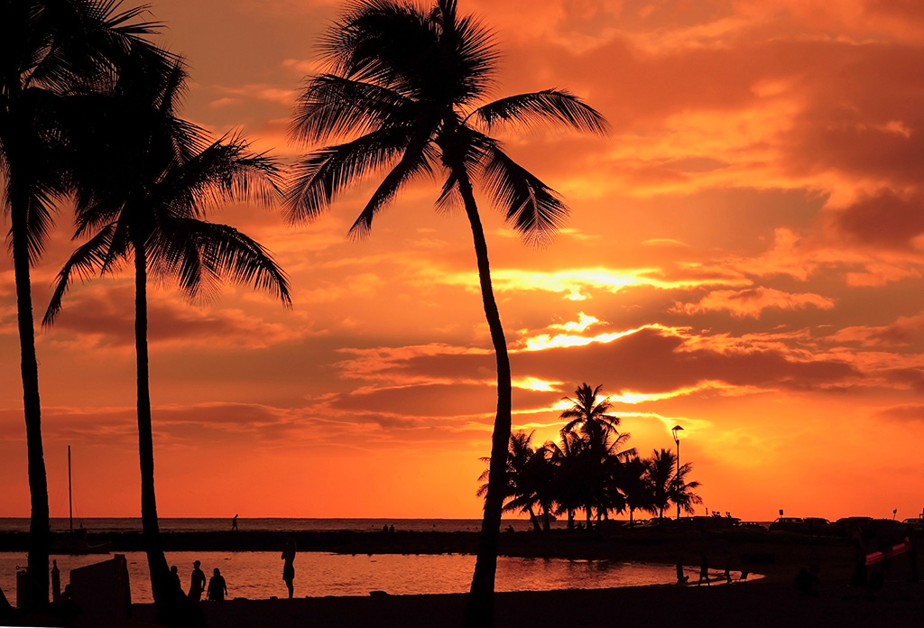 ワイキキビーチの夕暮れ