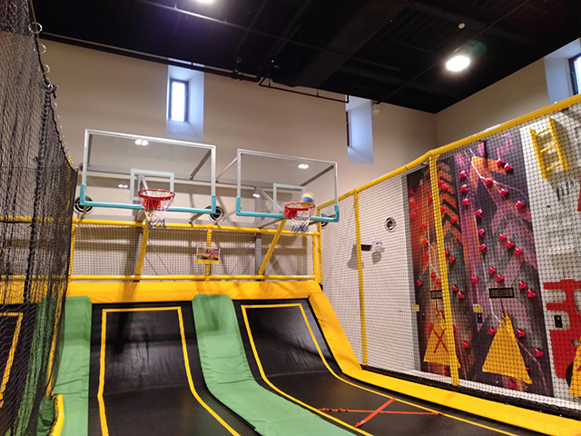 バスケットゴールが設置されたトランポリン/ロッテアライリゾート（新潟県/妙高市）